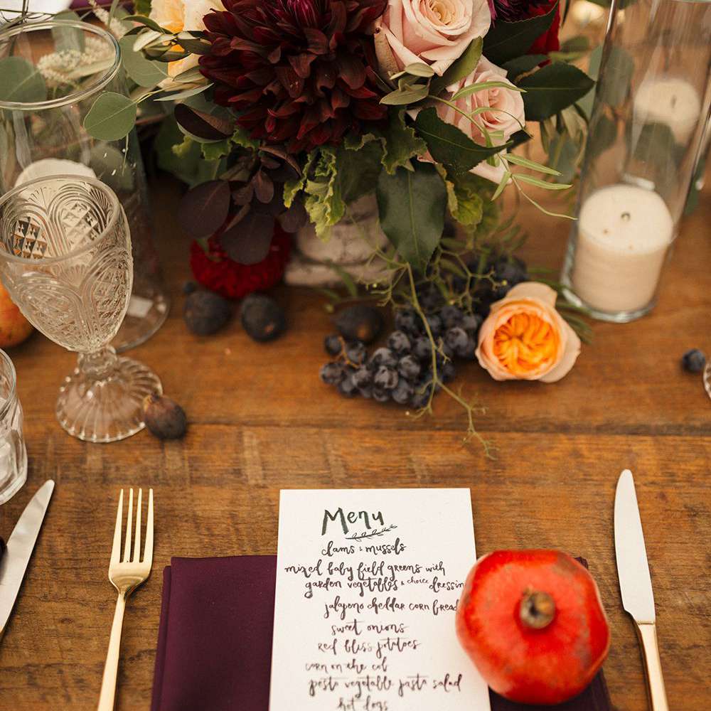 菜单特色脚本放在桌上与花