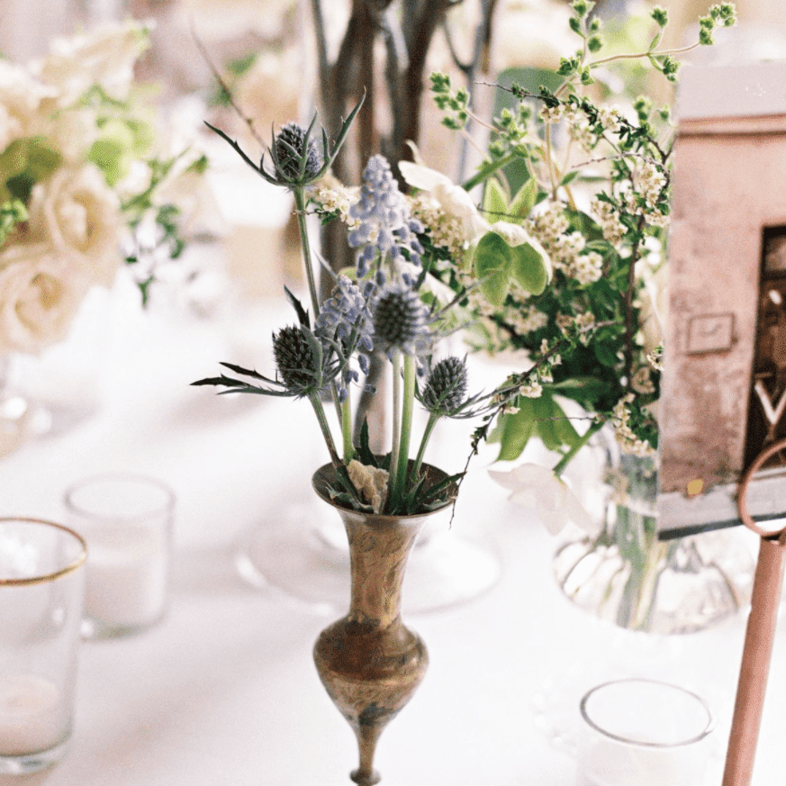 青铜色花瓶表明