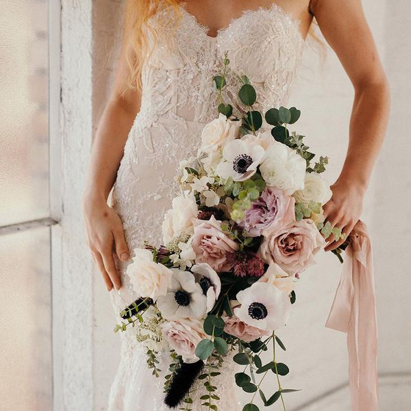 冬天的花束，白色的银莲花，玫瑰和毛茛