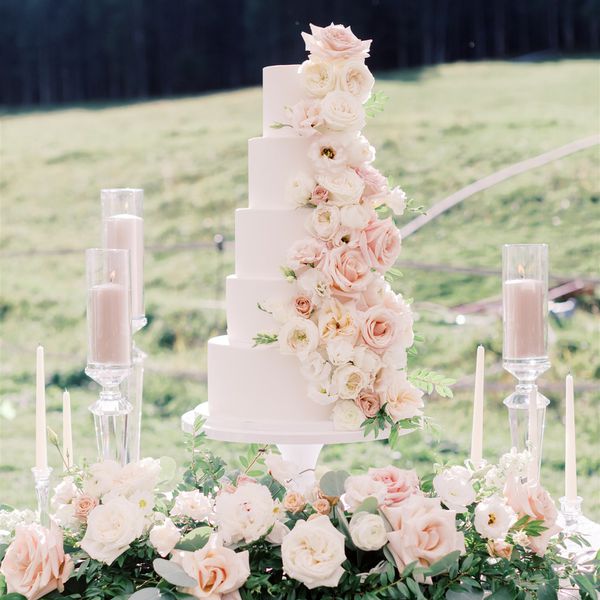 白色蛋糕和白色和粉红色的玫瑰