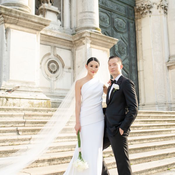 现代威尼斯婚礼，新郎新娘摆造型“class=