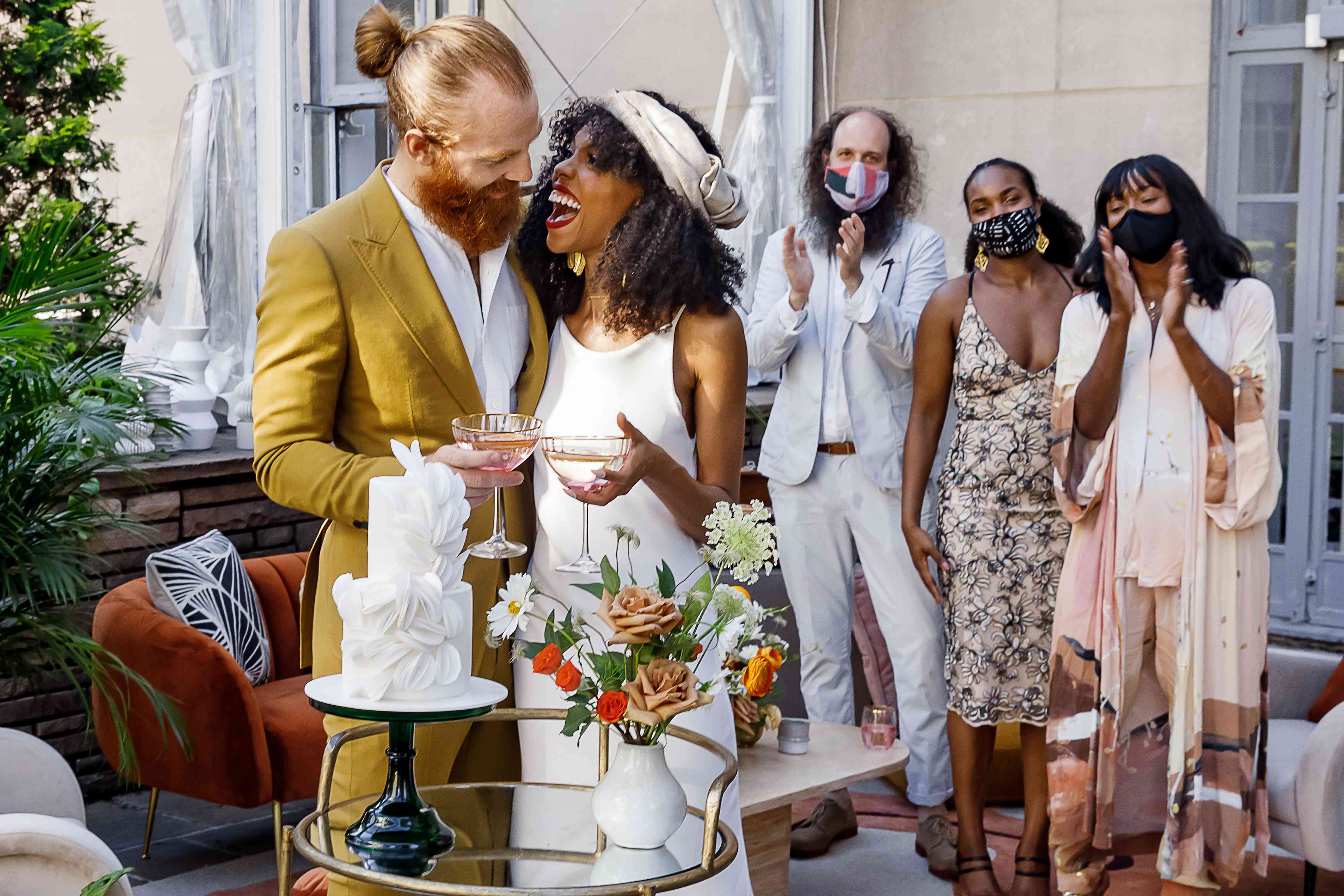 新娘与客人新郎