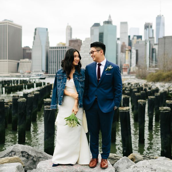 新娘和新郎站在旁边的河流