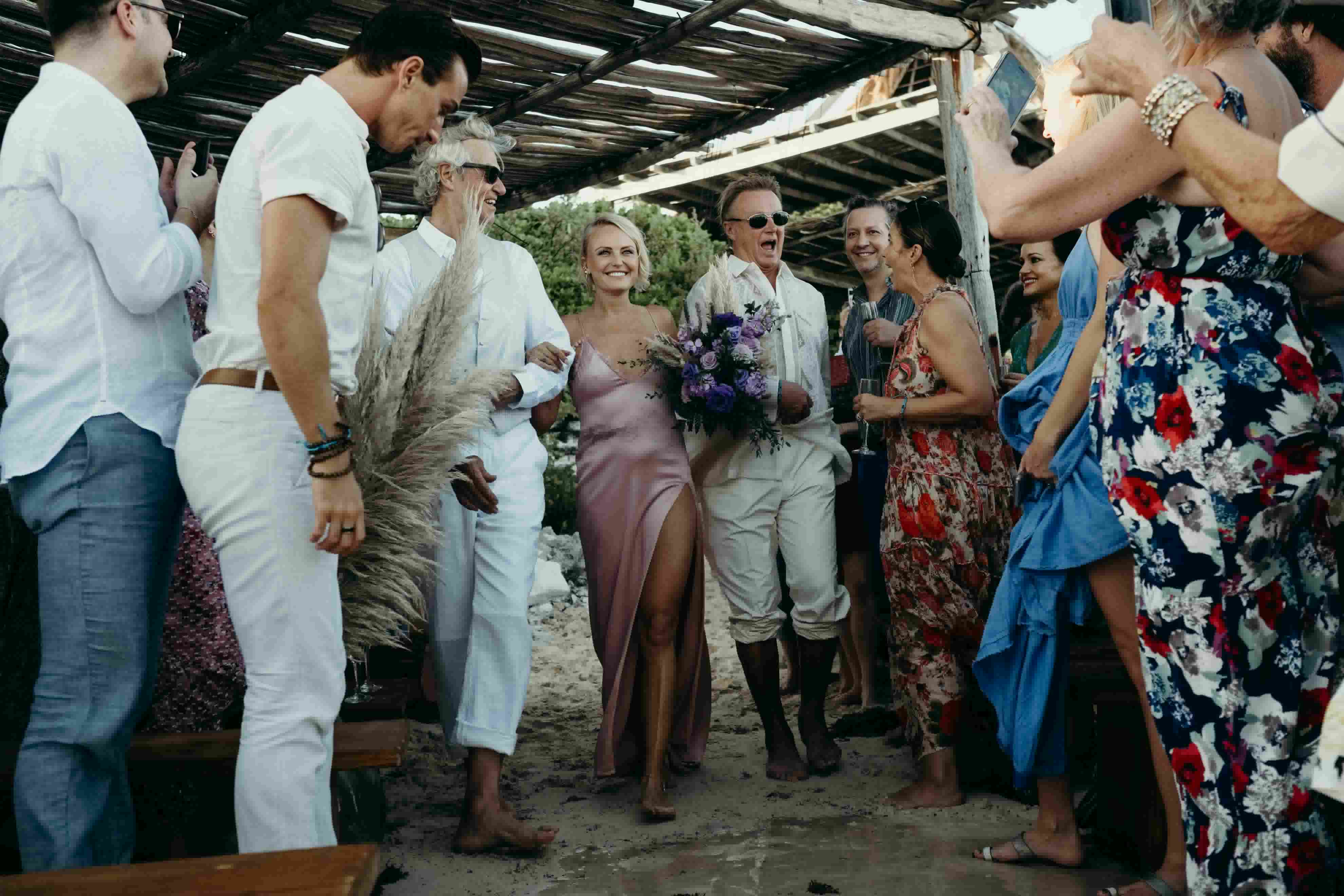 马林·阿克曼走在过道上