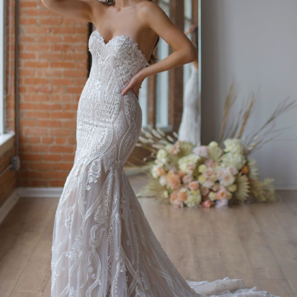 略带甜心蕾丝健康和耀斑礼服的模型