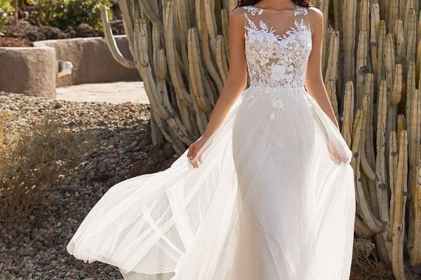 流动的长新娘礼服与花卉顶部的模型