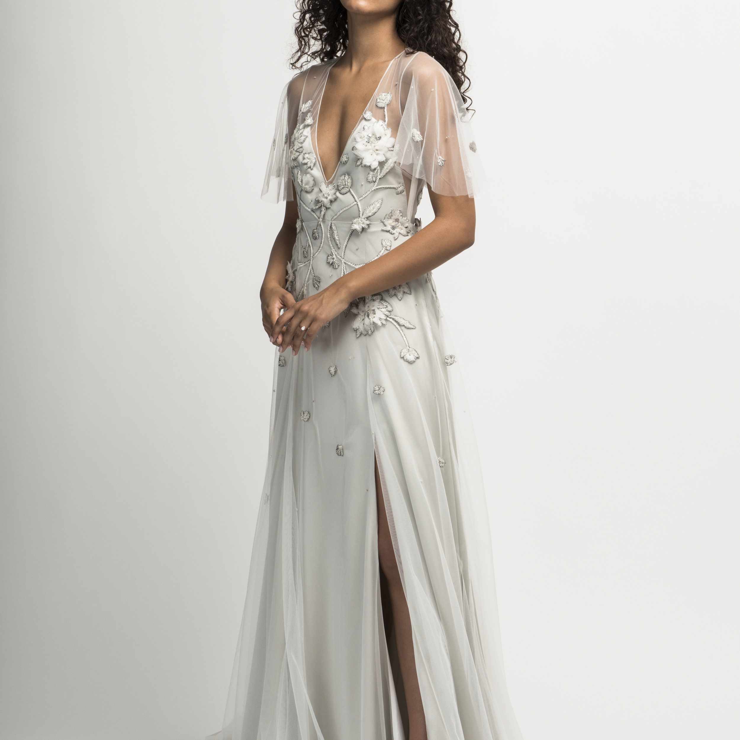 Deep V V型花卉一条带花卉贴花和纯粹帽袖的模型