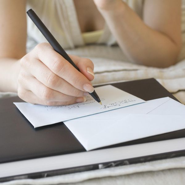 女人在信纸上写字