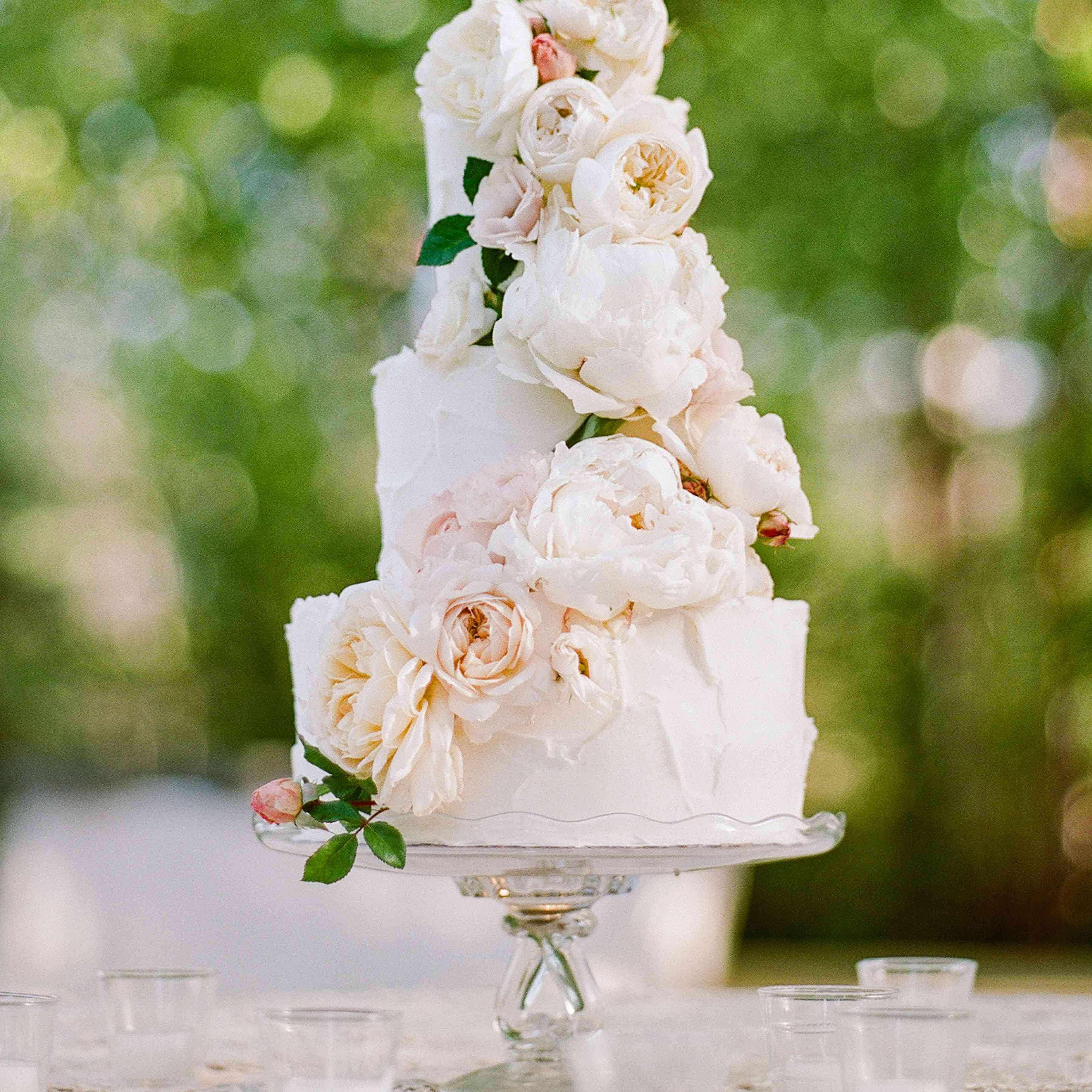 用大花朵装饰的婚礼蛋糕