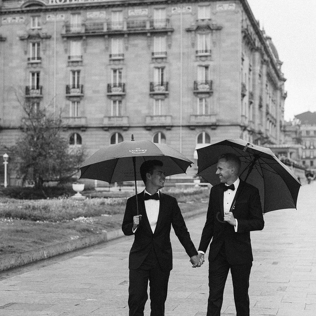 两个新郎撑着伞走着