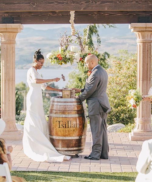 一对新人在酒箱仪式上。