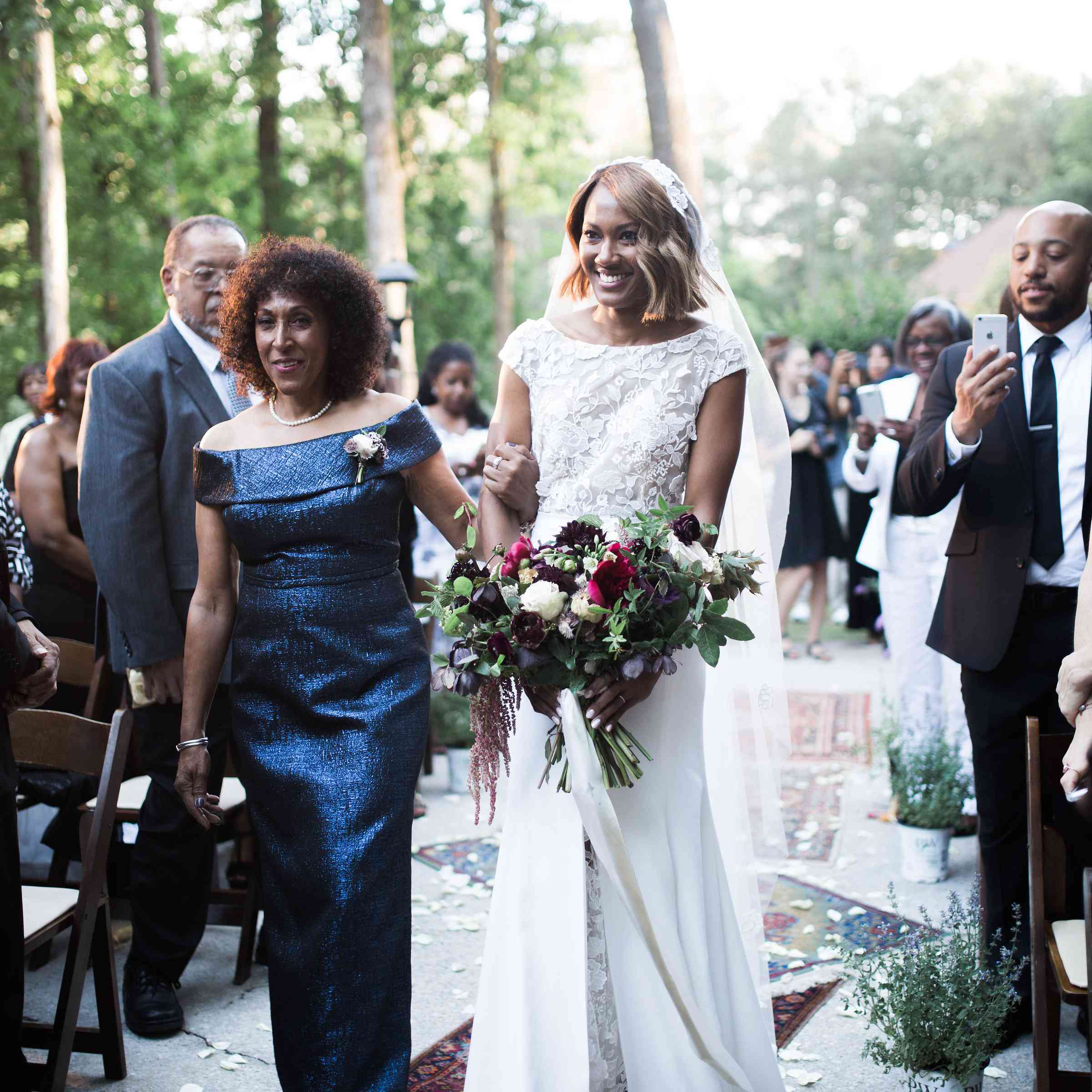 新娘和母亲走下走廊