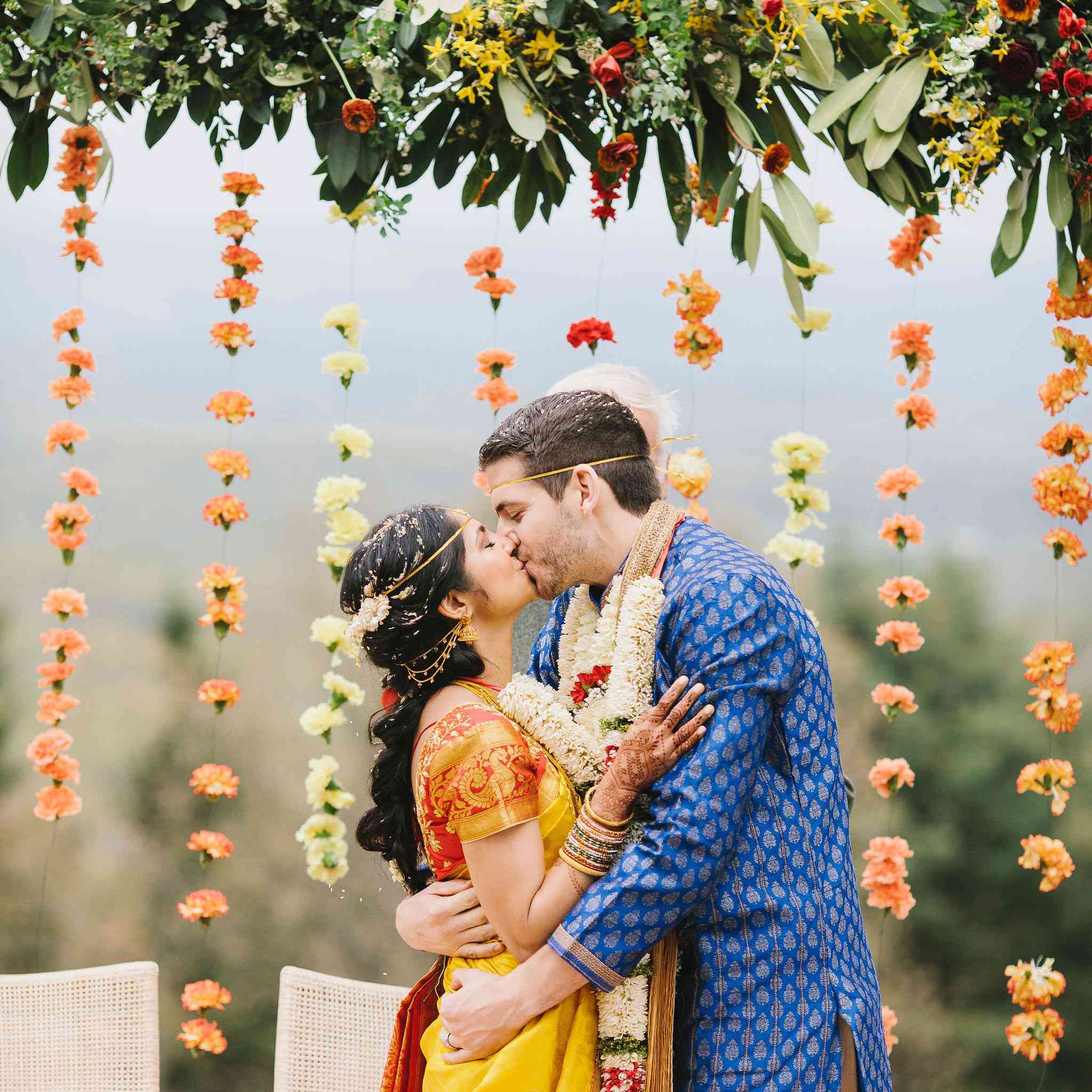 在仪式的情侣接吻