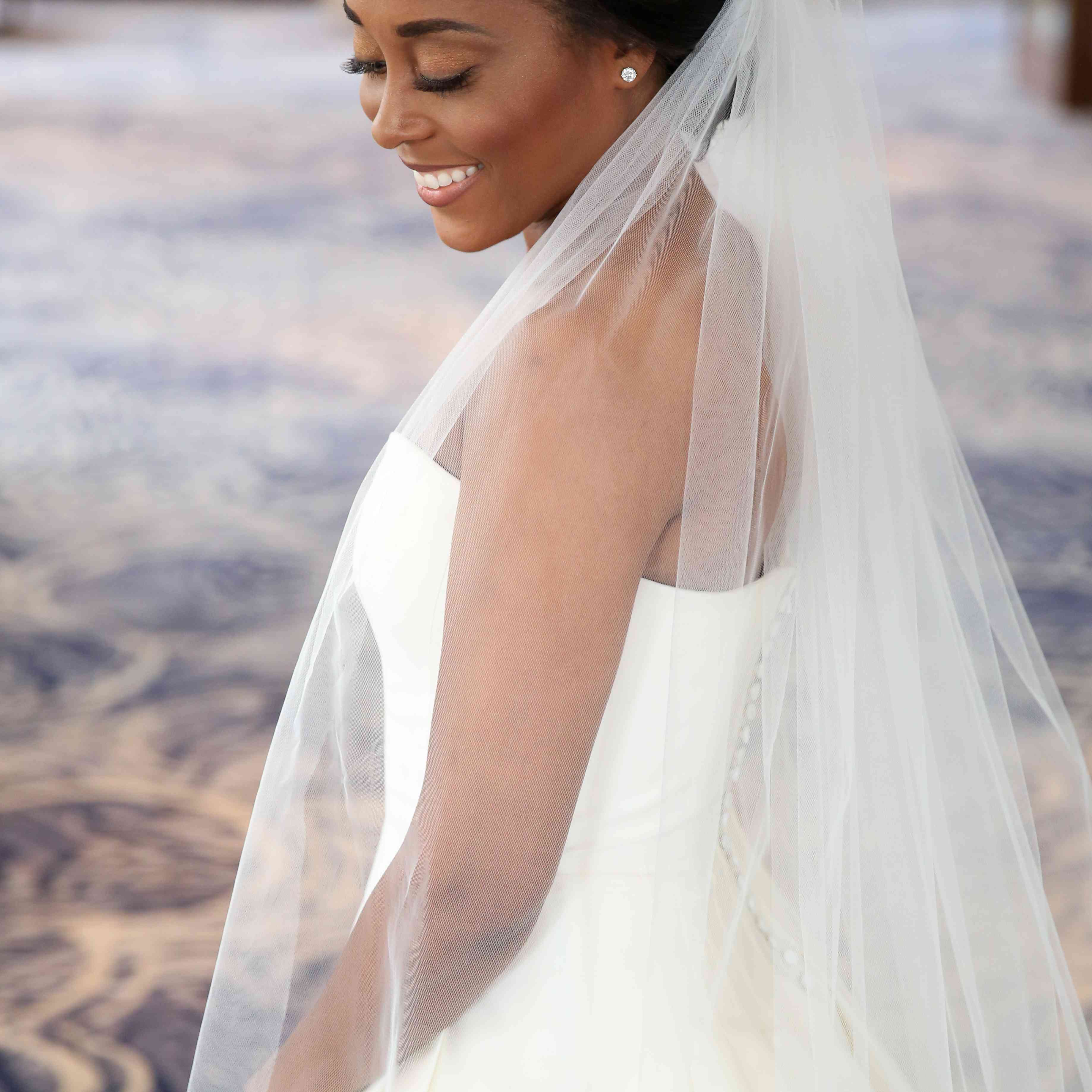 新娘往下看，面纱披在肩上