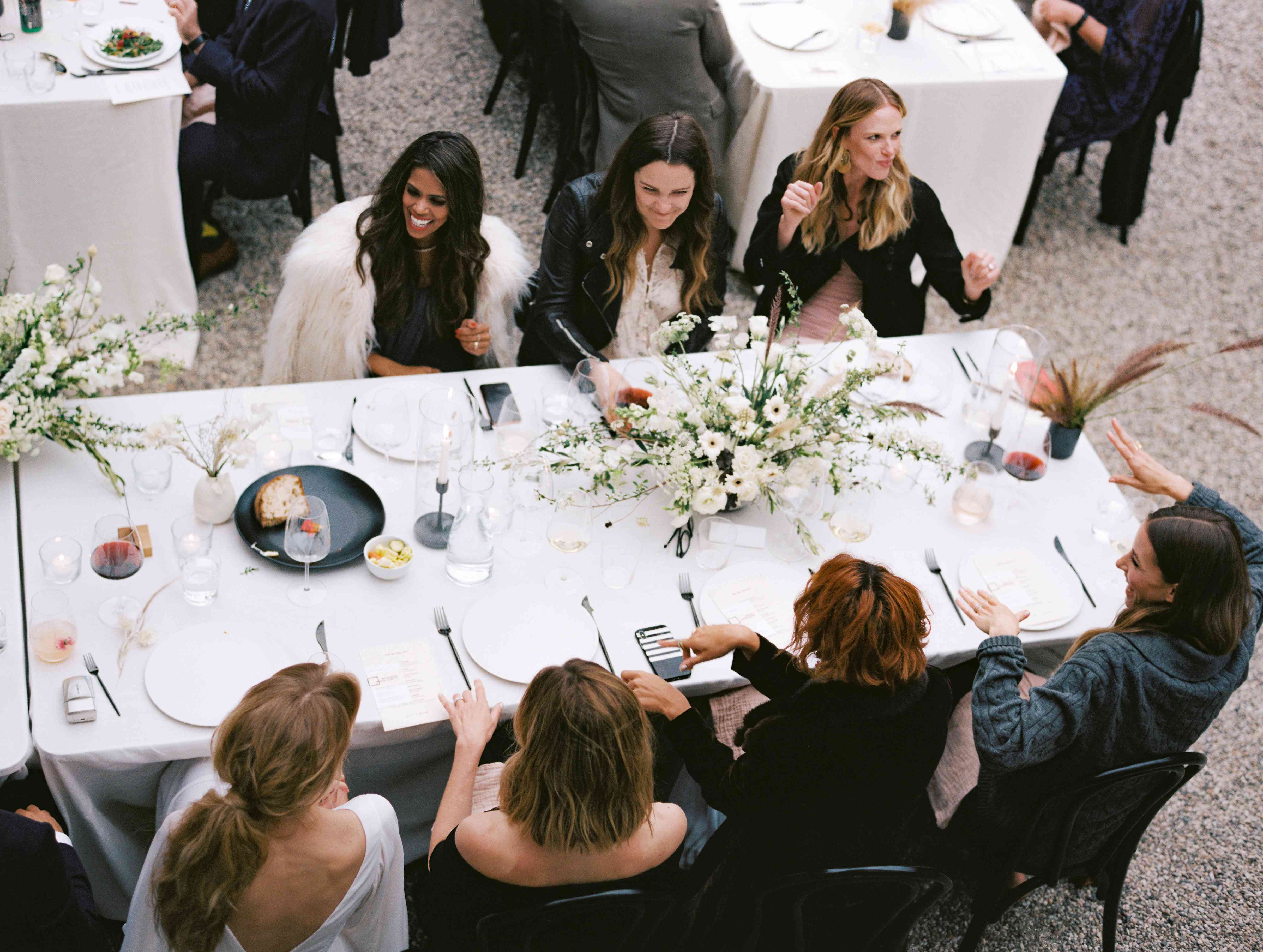 女孩们在前台大笑