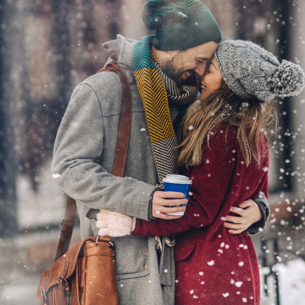 拥抱在雪的夫妇