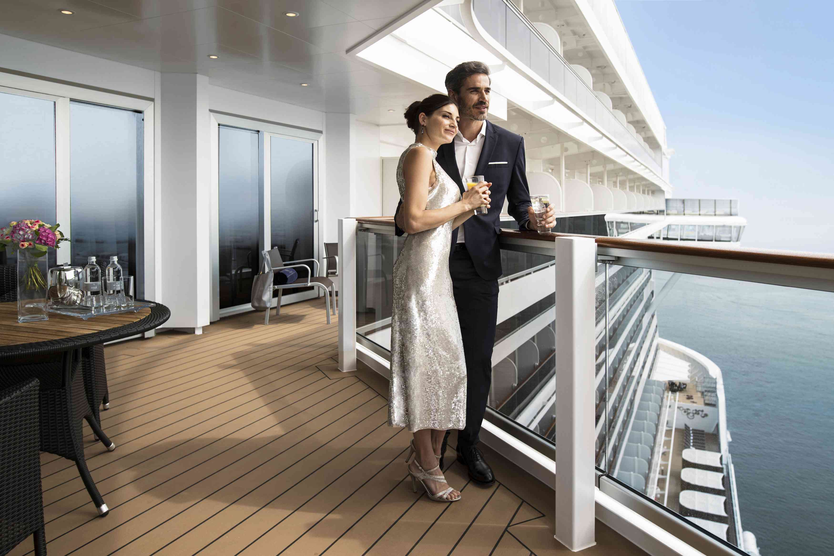 新郎和新娘在一艘MSC游轮的甲板上