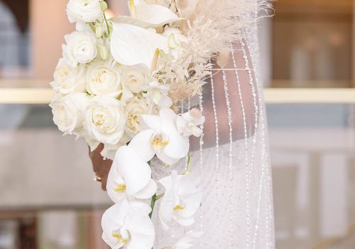 级联白色兰花花束