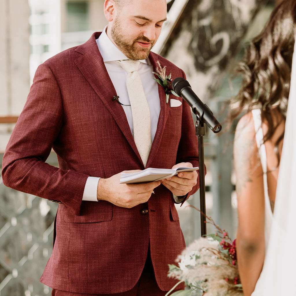 迪伦读了他的誓言