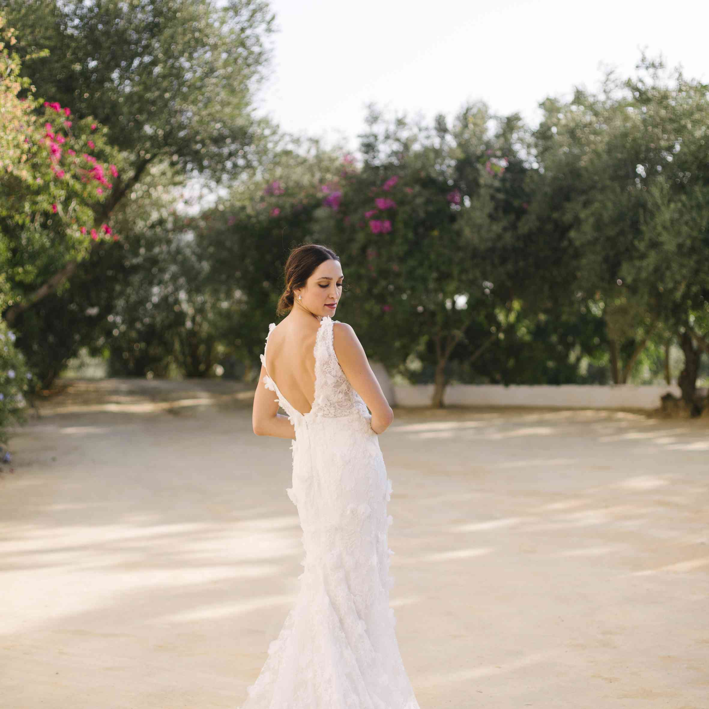 新娘身着礼服的单人镜头