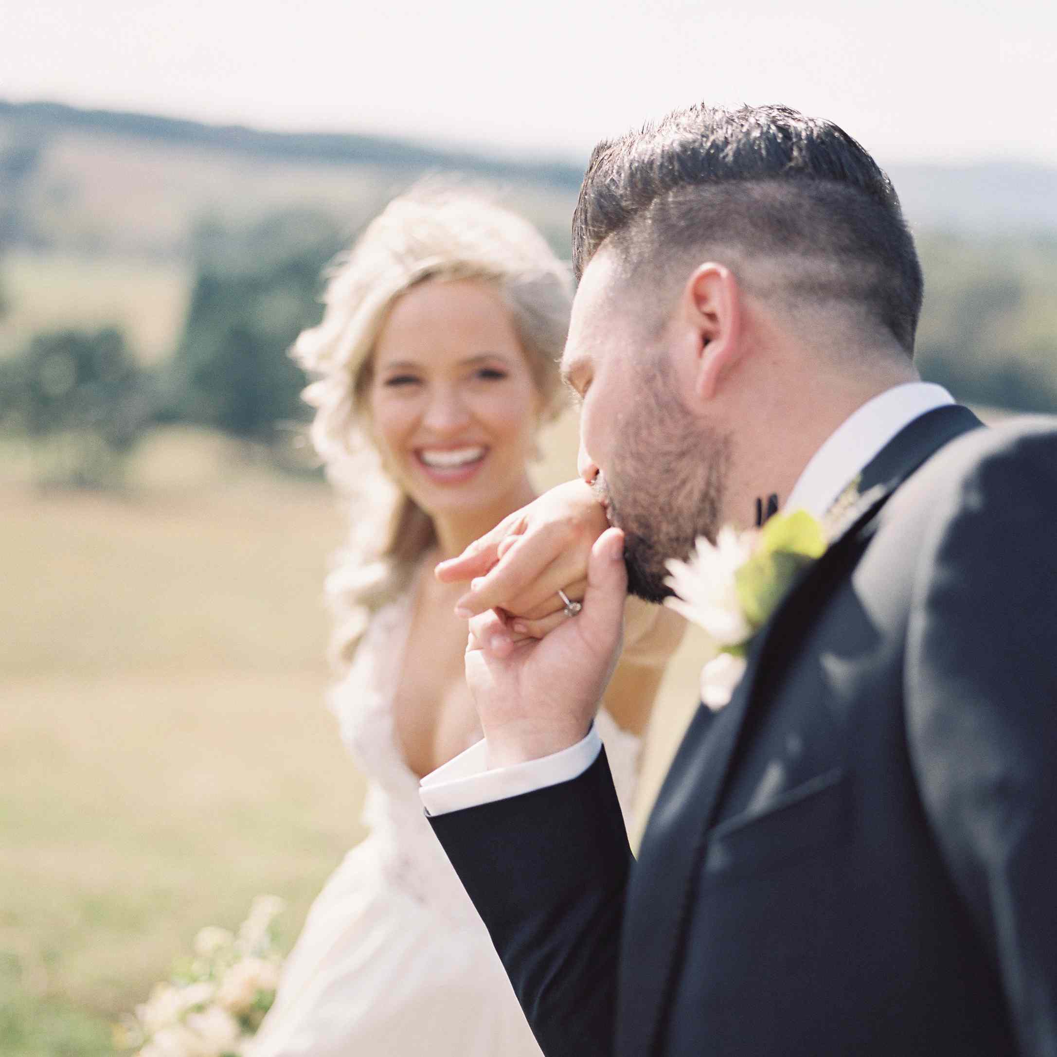 <p>新郎亲吻新娘的手</p><br><br>