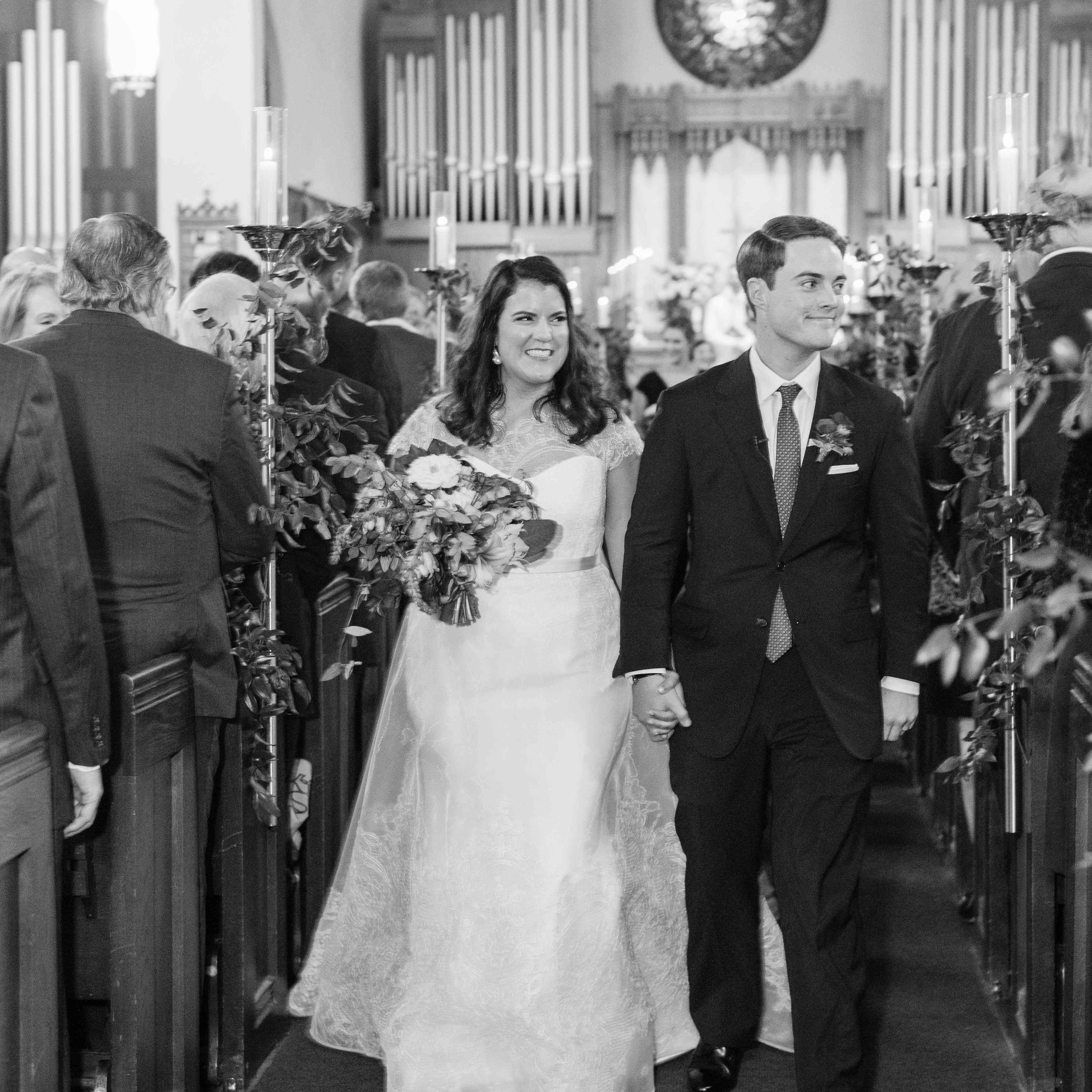 新娘和新郎凹槽沿着过道