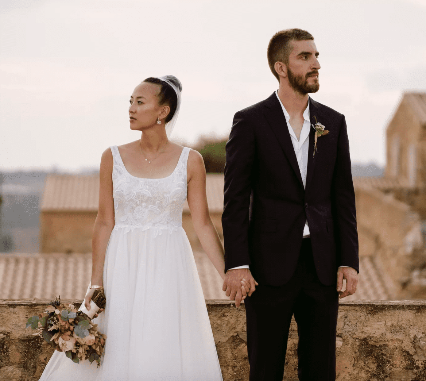 握手的夫妇在婚礼之日