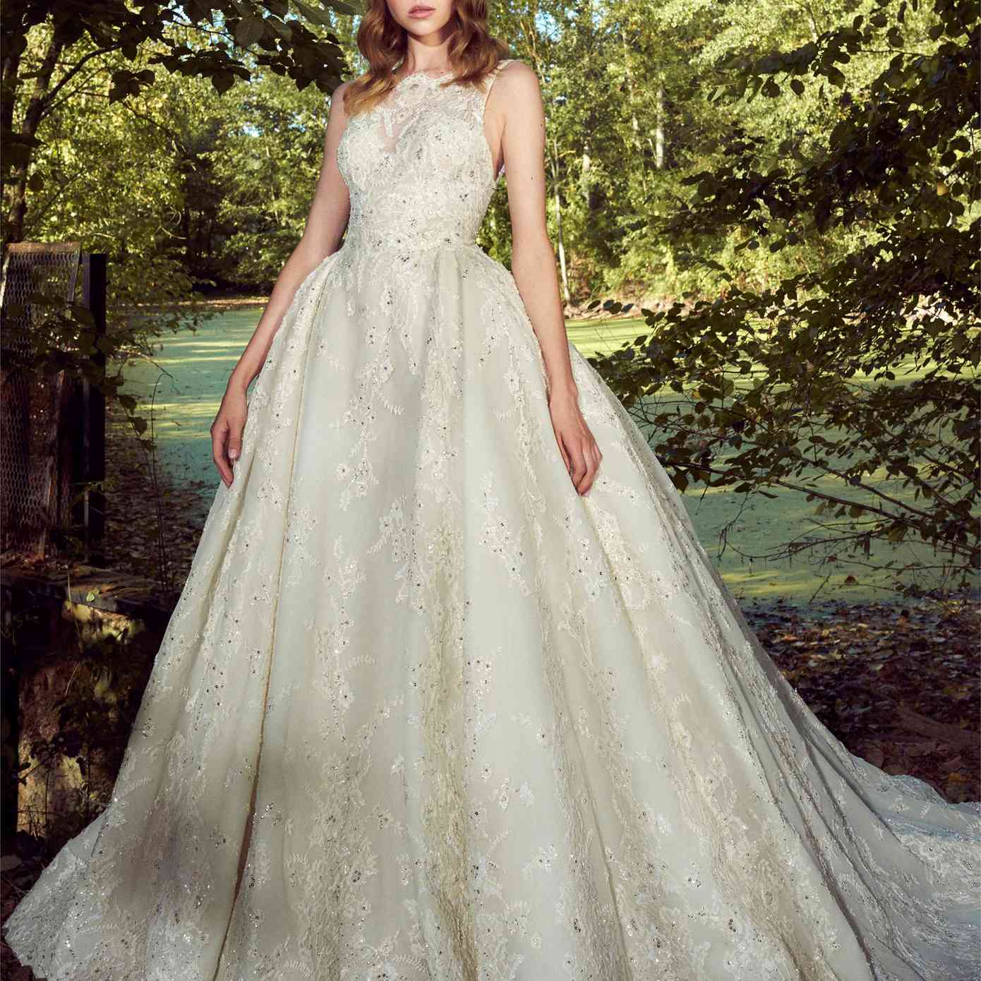 白色高颈石无袖球体的模型，带有Allover亮片花卉蕾丝刺绣