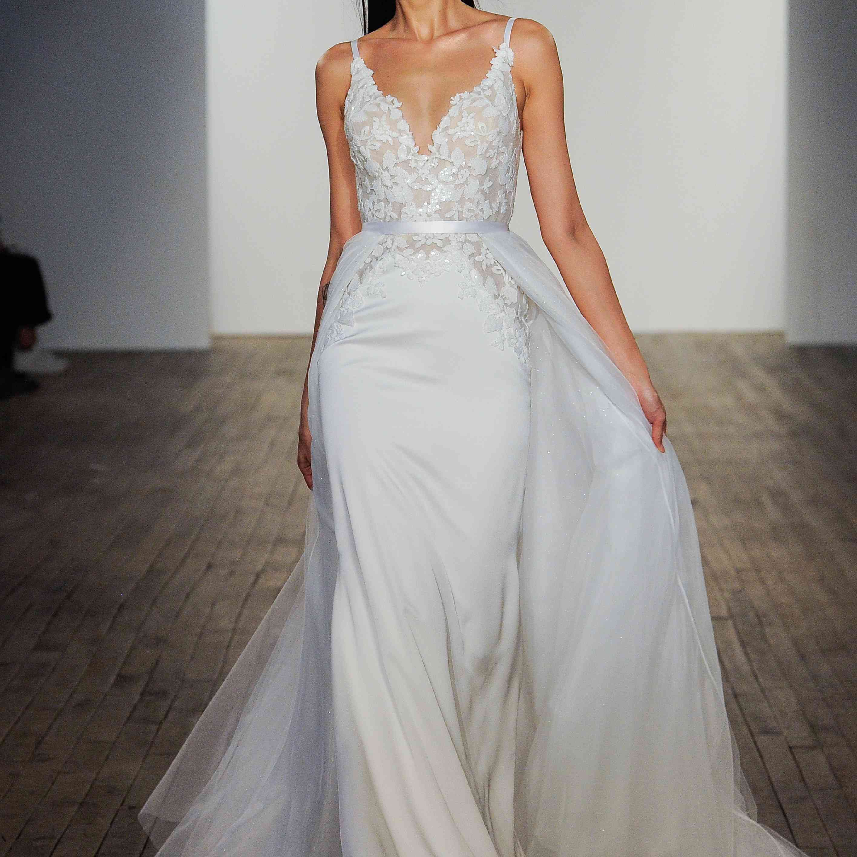 由海莉·佩奇设计的腮红婚纱