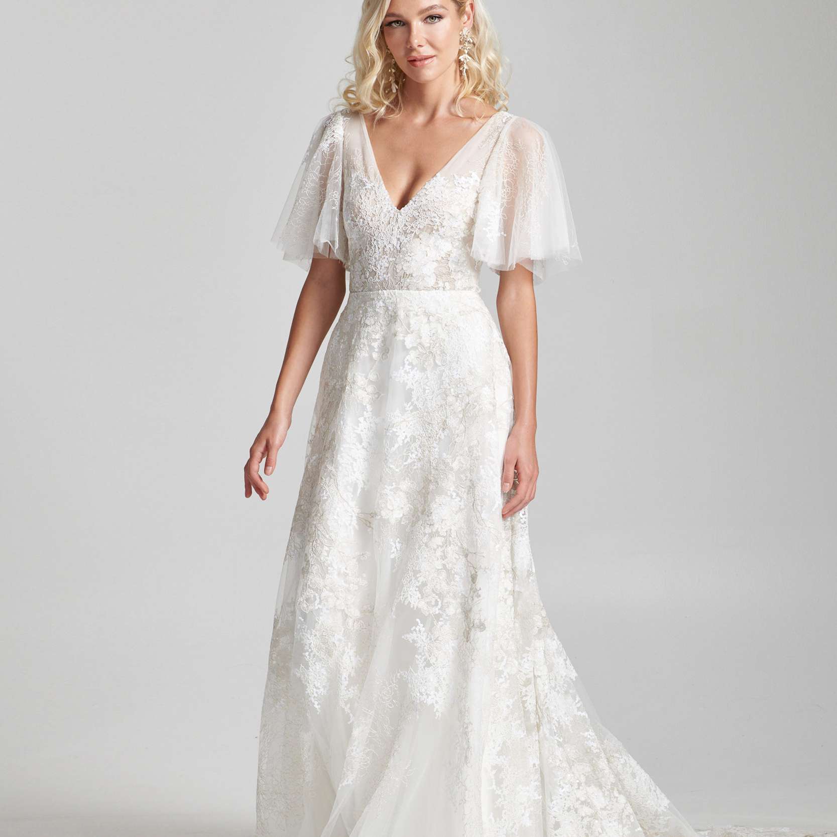 丽贝卡·舍内菲尔德婚纱