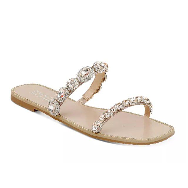 平亮闪闪的凉鞋