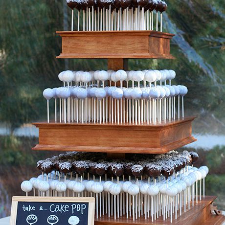 三层蛋糕流行架，由香料蛋糕、柠檬和红色天鹅绒等口味组成，由甜美的劳伦蛋糕制作