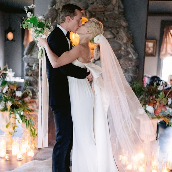 新娘和新郎接吻