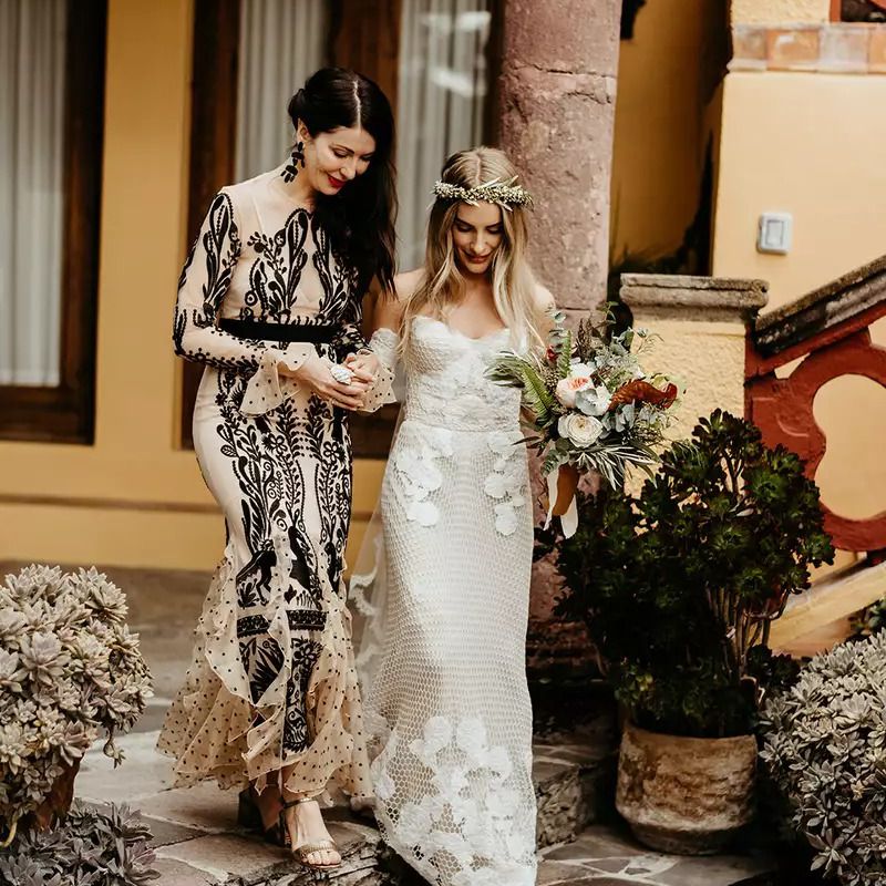 新娘和妈妈走过红毯