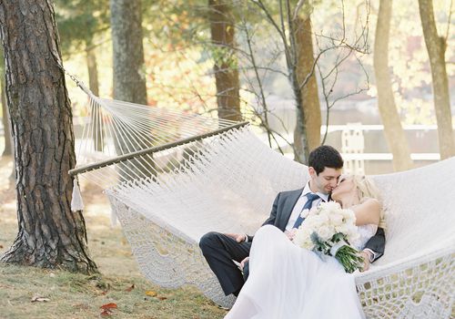 城乡启发营婚礼的夫妇坐在吊床