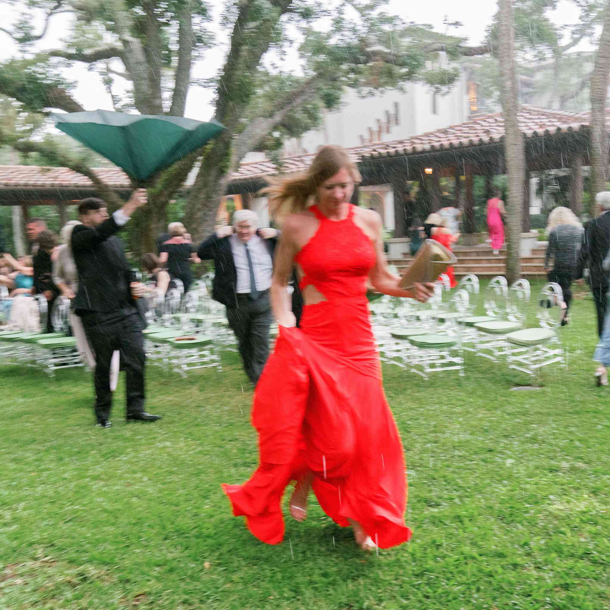 客人在雨中“class=