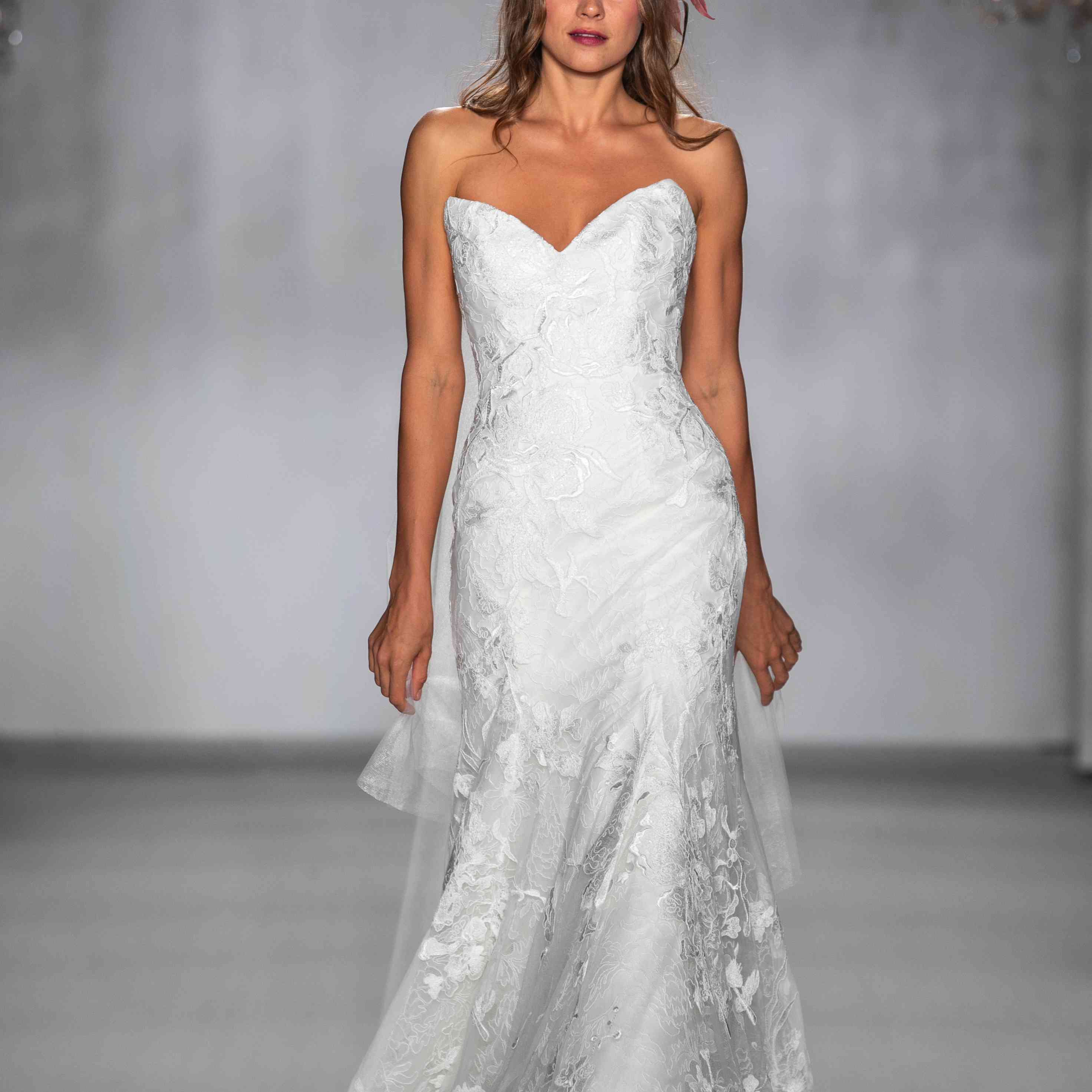 安妮·巴尔婚纱