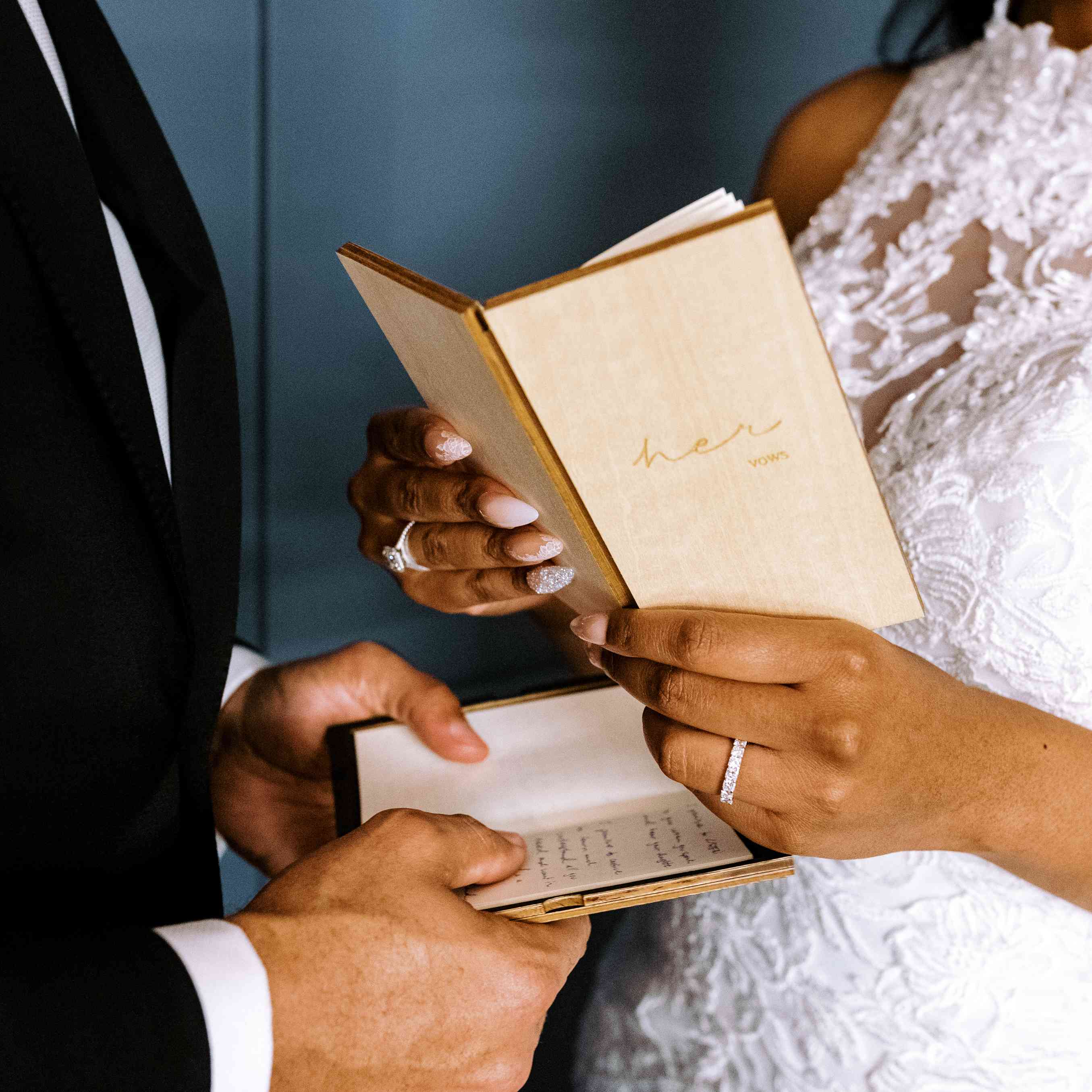 新娘和新郎宣读誓言