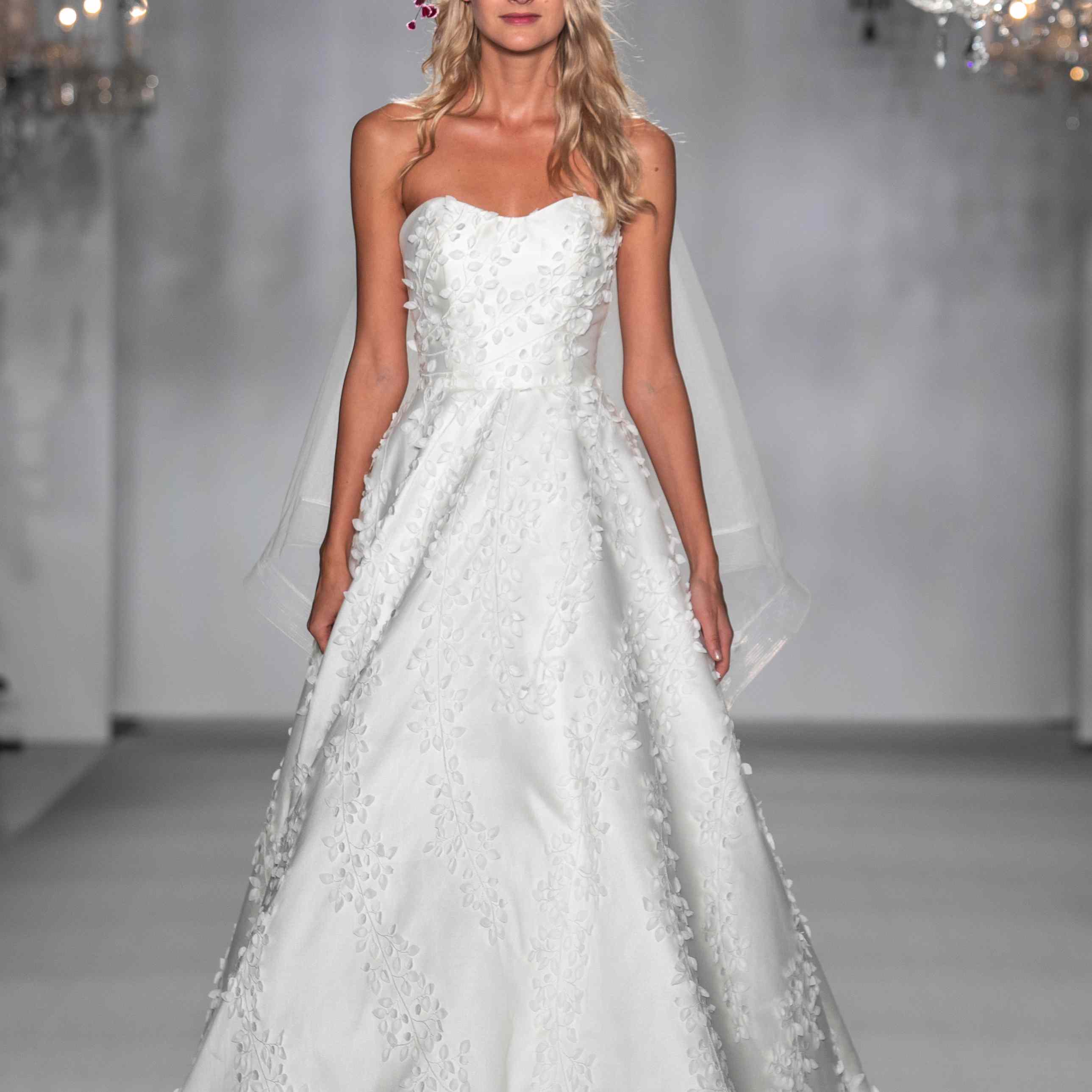 安妮·巴尔婚纱