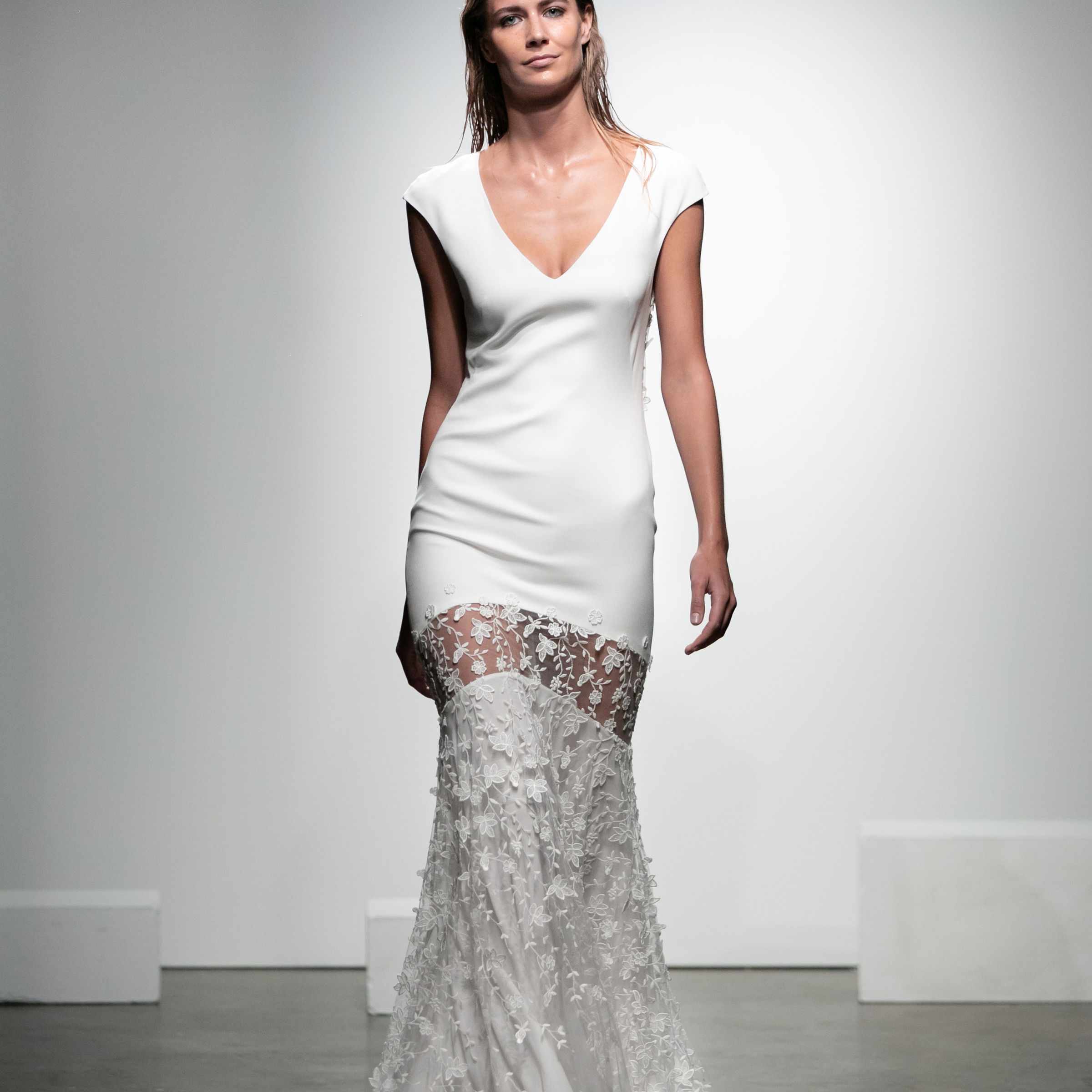 模特身着v领绉纱裙，帽子袖，3D印花刺绣薄纱裙