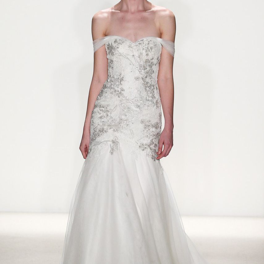 Kelly Faetanini的露肩婚纱