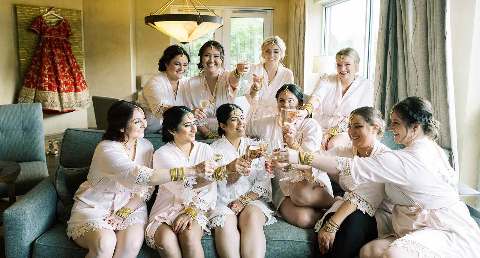 穿长袍的新娘派对