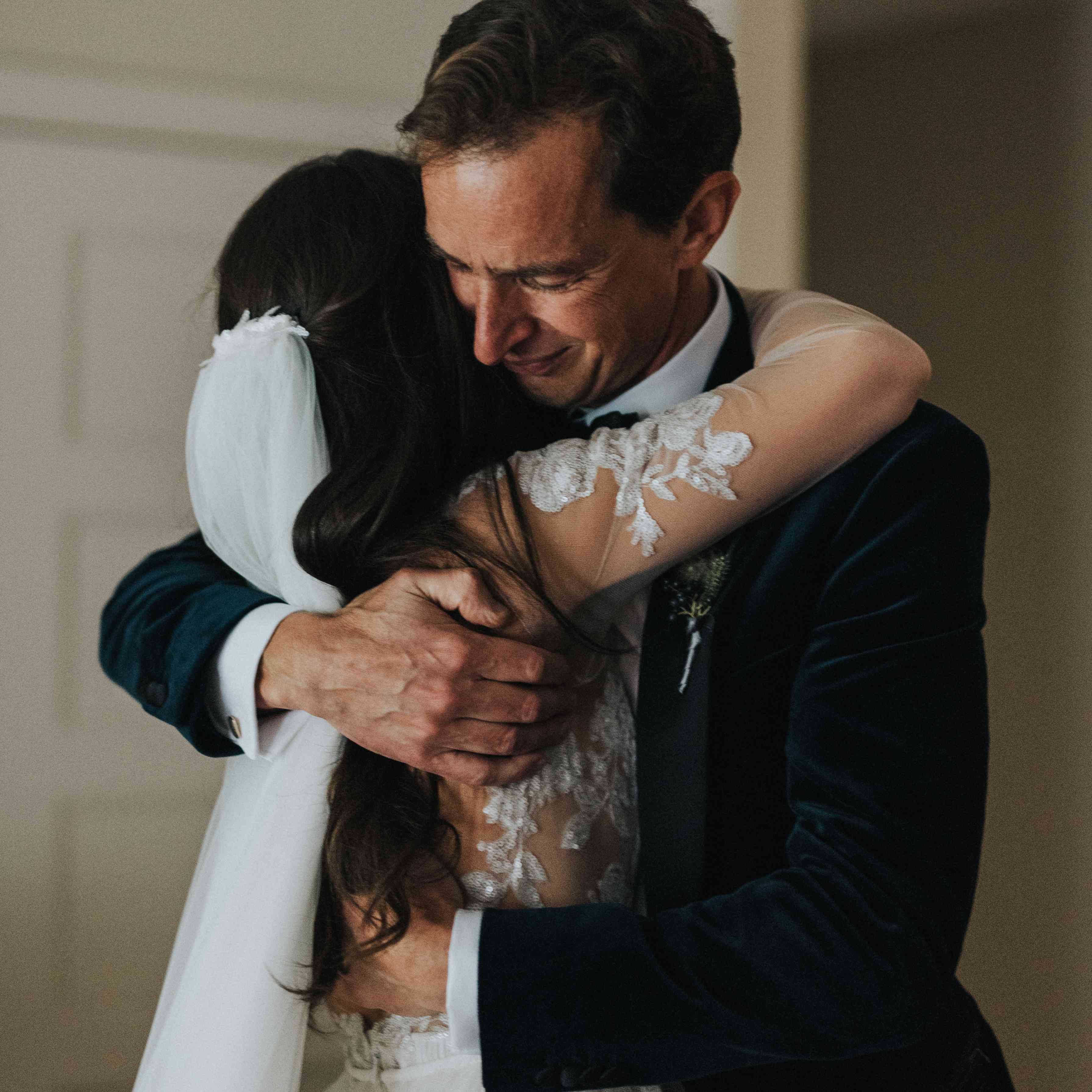 个性化密歇根州婚礼，新娘拥抱父亲