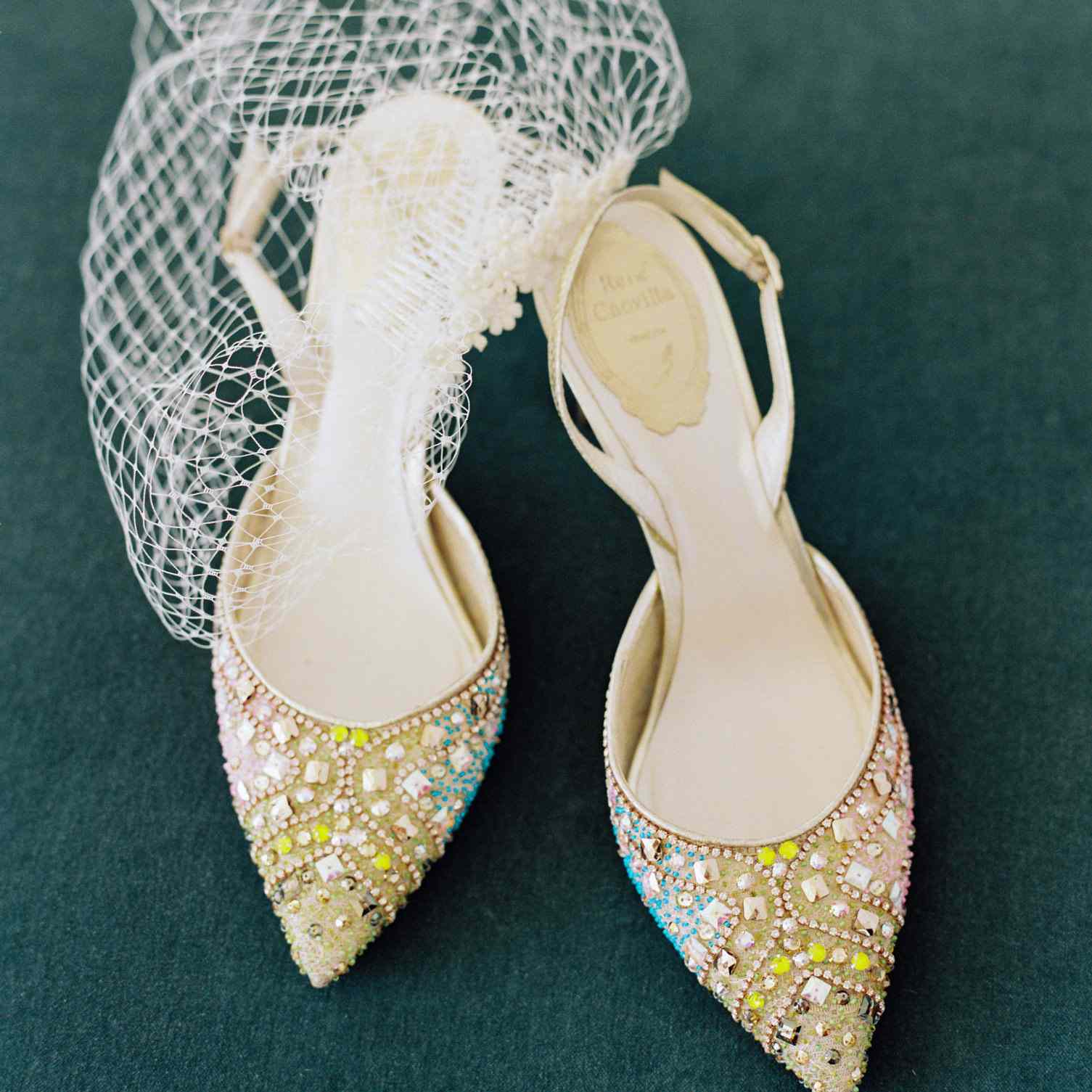 亲密的加州婚礼，新娘亮片鞋和鸟笼面纱