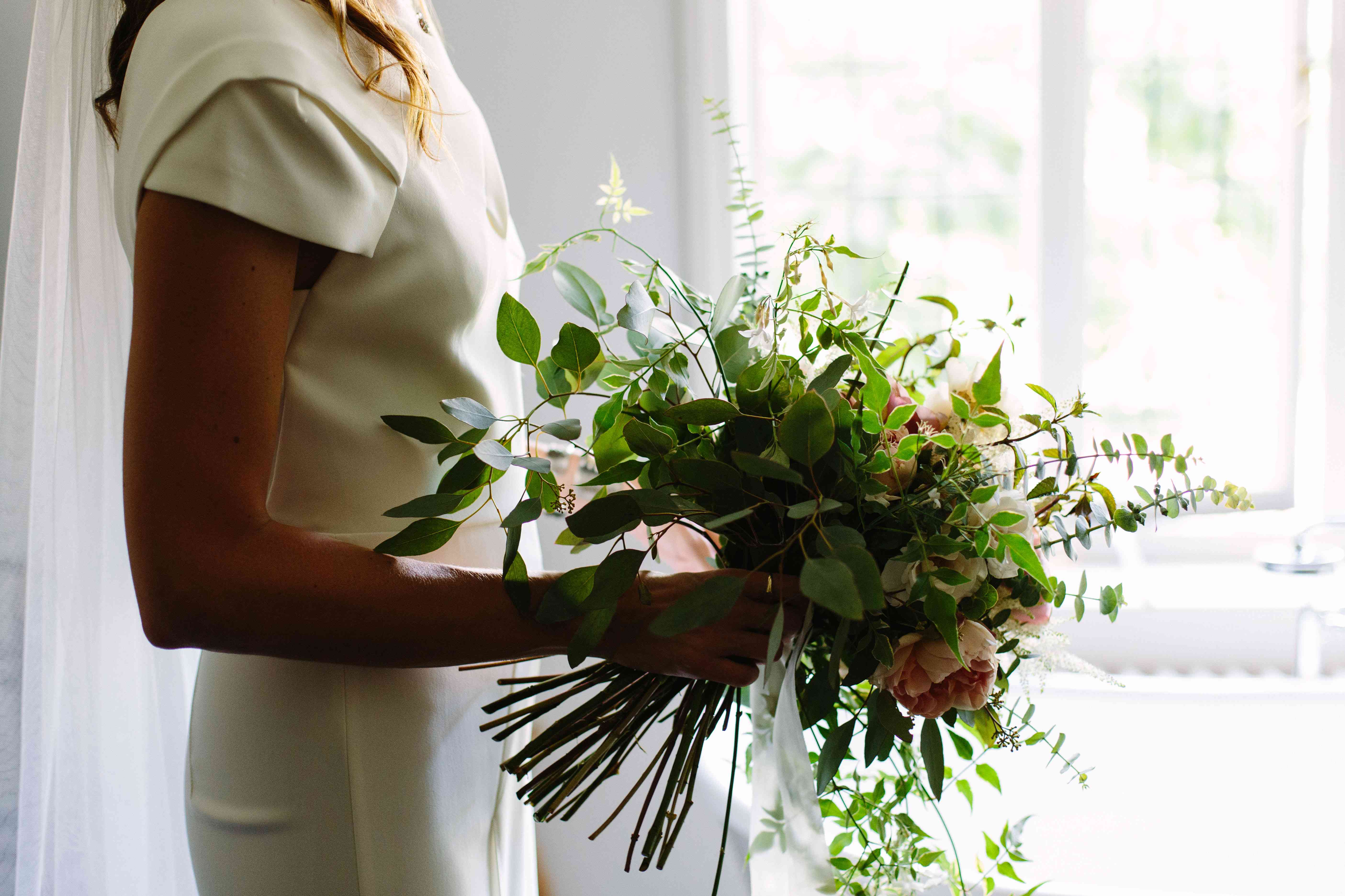 捧着新娘花束的新娘