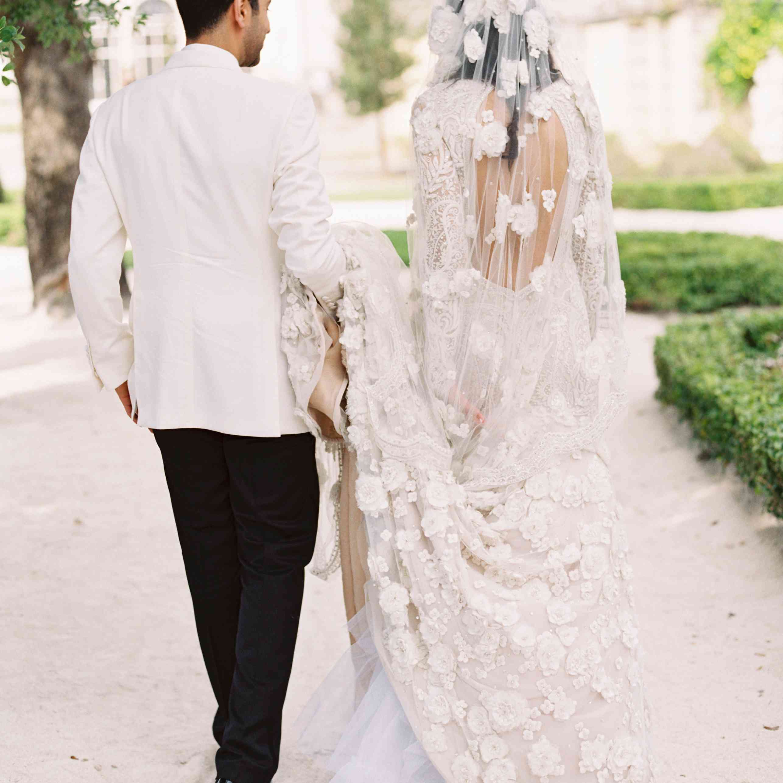 新娘和新郎的背影