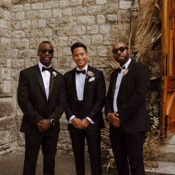 伴郎都戴着墨镜