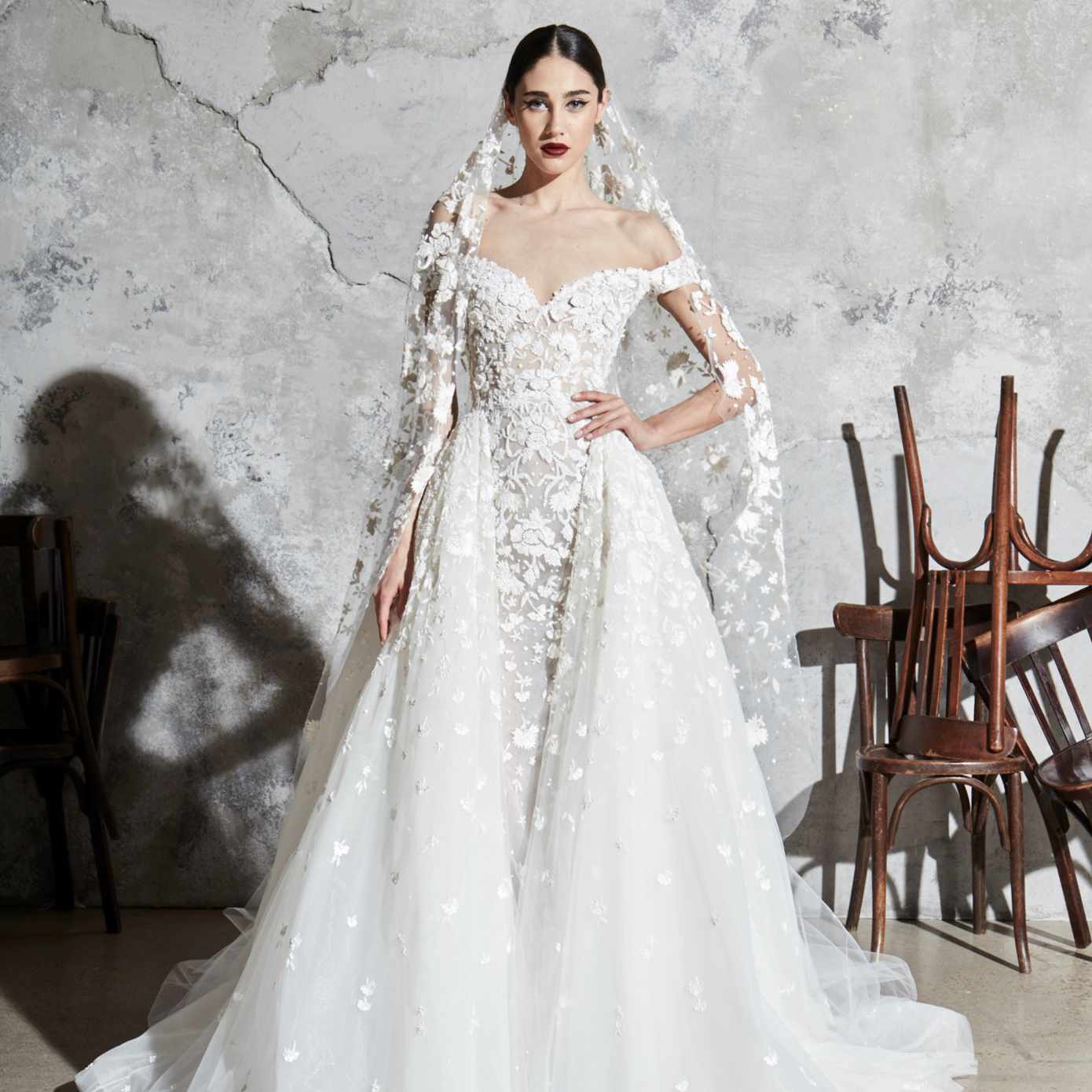 型号在肩上薄纱，带有一个甜心领口，花卉刺绣和搭配面纱的贴花