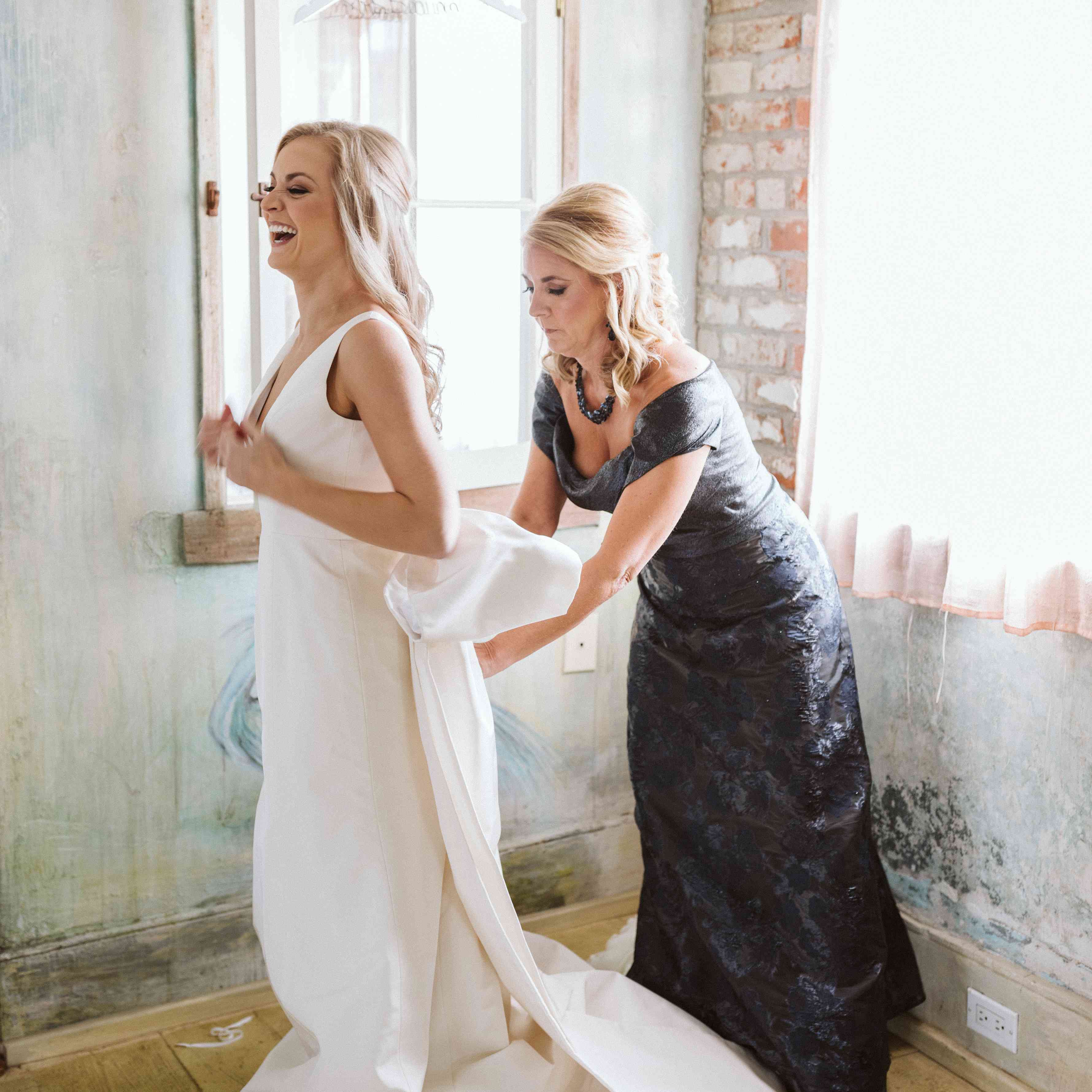 新娘进入她的婚纱