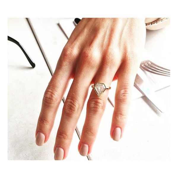 图片来源@ AutumnPR / Instagram的，环由Azlee珠宝